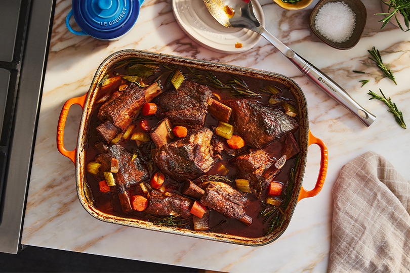 C&ocirc;tes de b&oelig;uf fondantes brais&eacute;es au vin rouge
